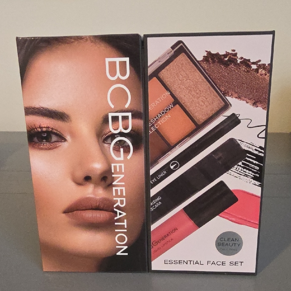 BCBGeneration NEW Essential Face Set with Mirror - Picture 3 of 7